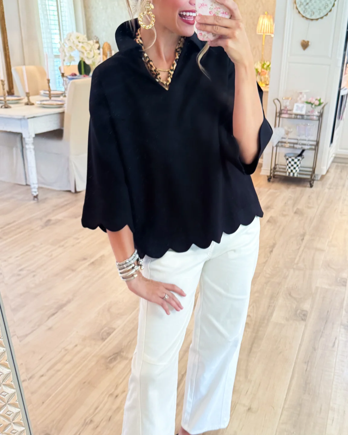 Blusa de Manga Corta con Escote en V y Dobladillo Ondulado