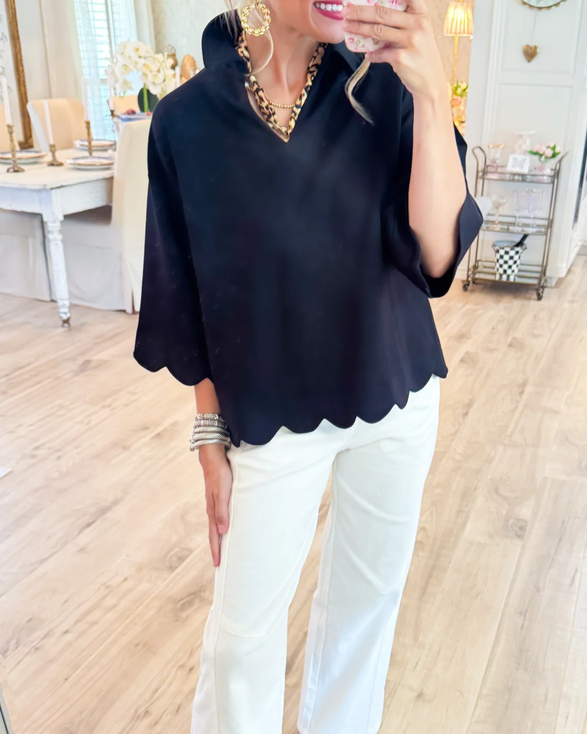 Blusa de Manga Corta con Escote en V y Dobladillo Ondulado