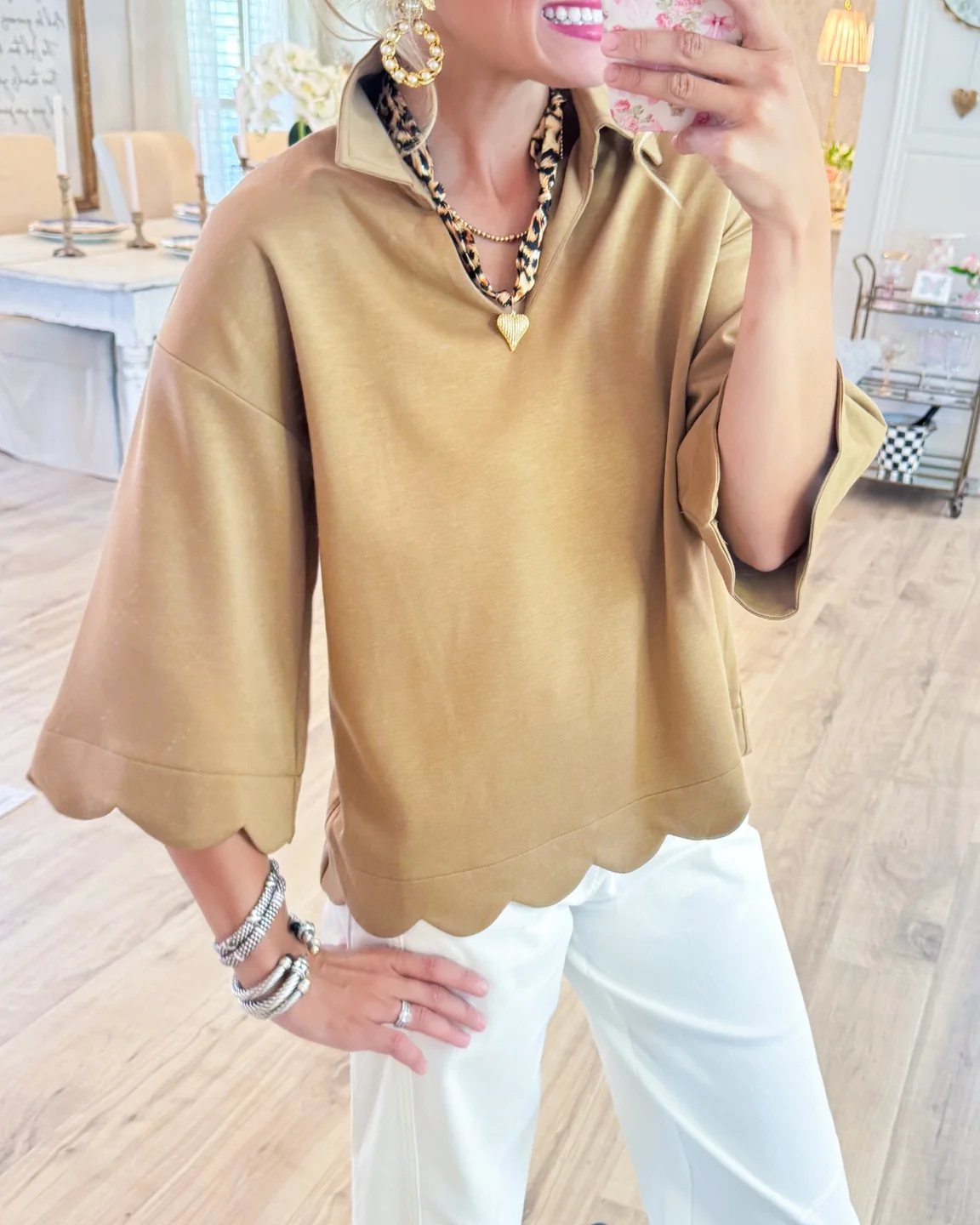Blusa de Manga Corta con Escote en V y Dobladillo Ondulado