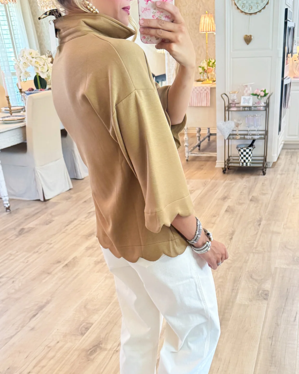 Blusa de Manga Corta con Escote en V y Dobladillo Ondulado